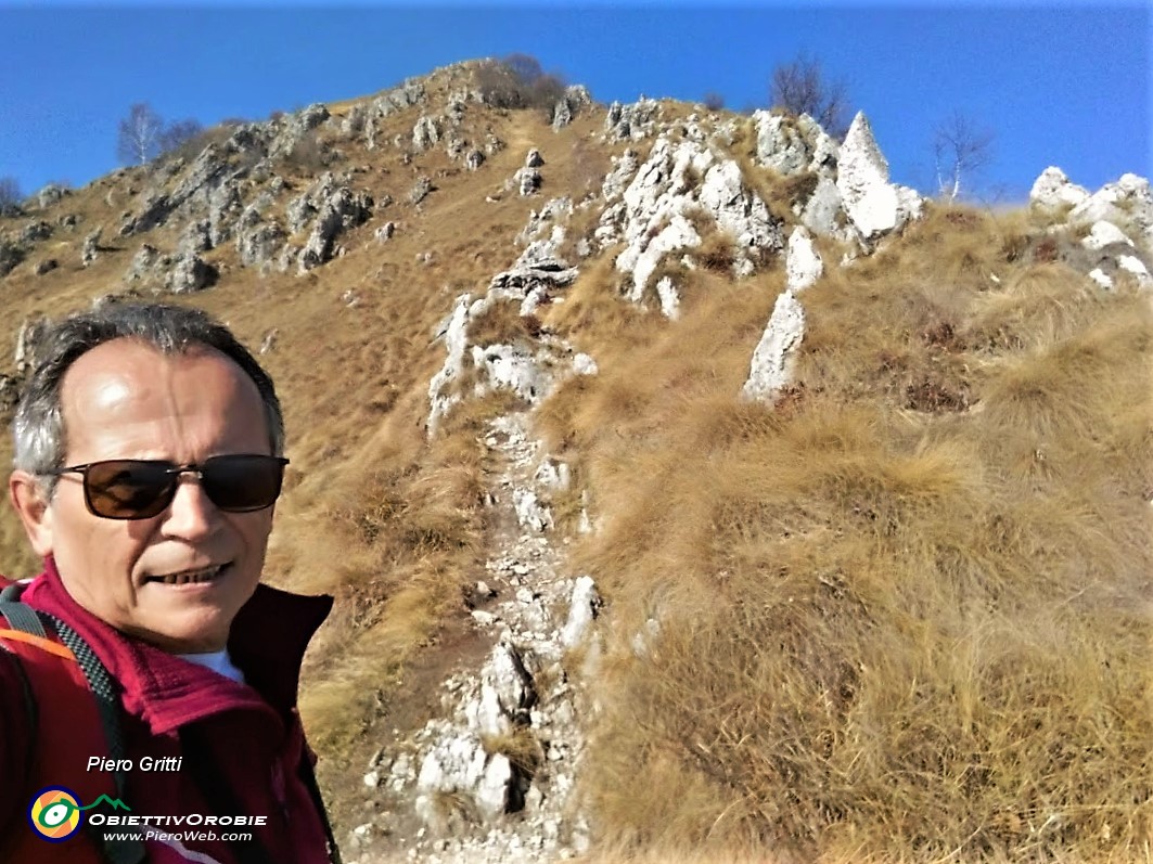 45... in decisa salita per l'anticima del Suchello anche su facili roccette.jpg